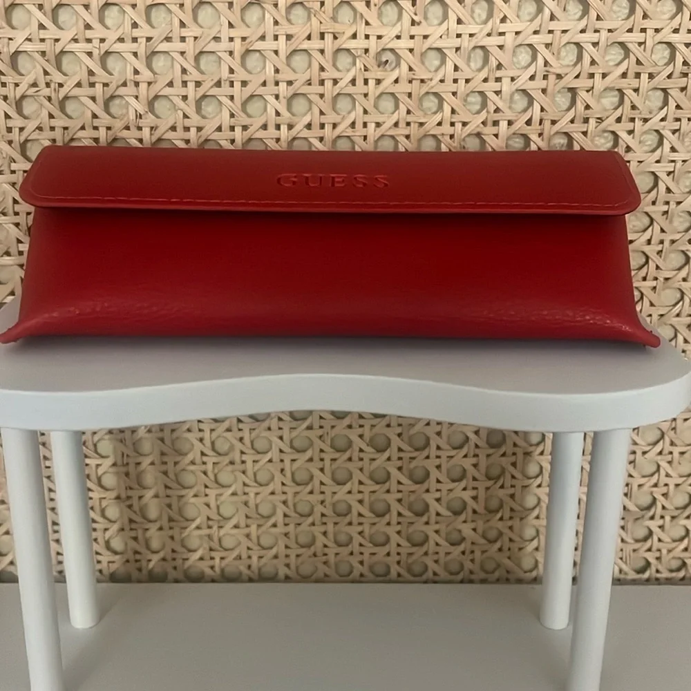 GUESS Red glasses hard case